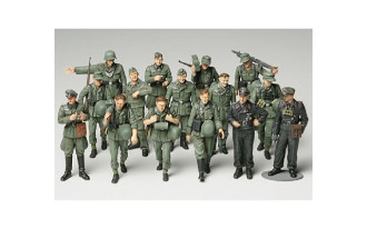 1/48 WWII German Infantry on Maneuvers