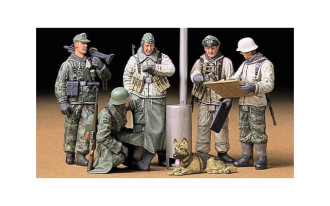 1/35 German Soldiers at Field Briefing