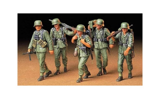 1/35 German Machine Gun Crew on Maneuver